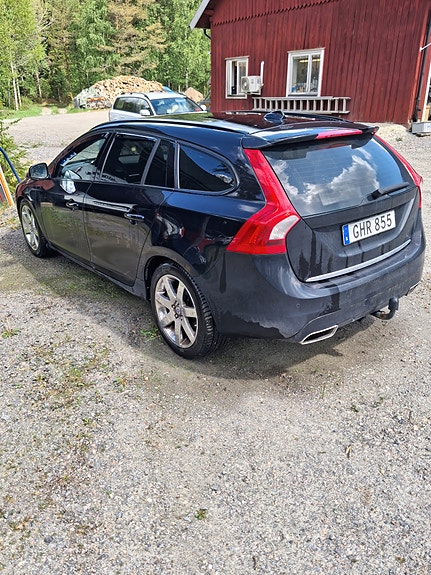 Volvo V60 2 of 5