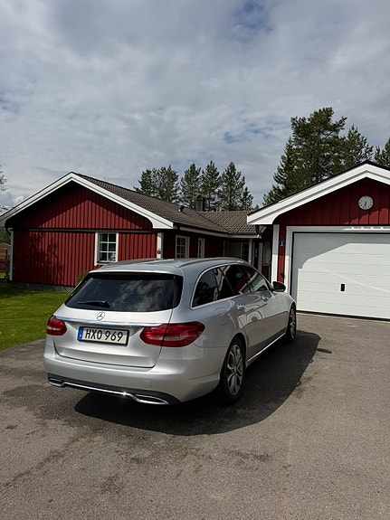 Mercedes-Benz C220 3 of 5