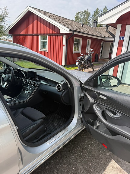 Mercedes-Benz C220 4 of 5