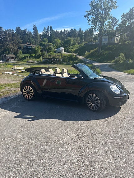 Volkswagen New Beetle 2 of 5