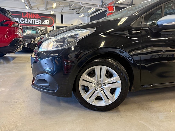 Peugeot 208 2 of 5