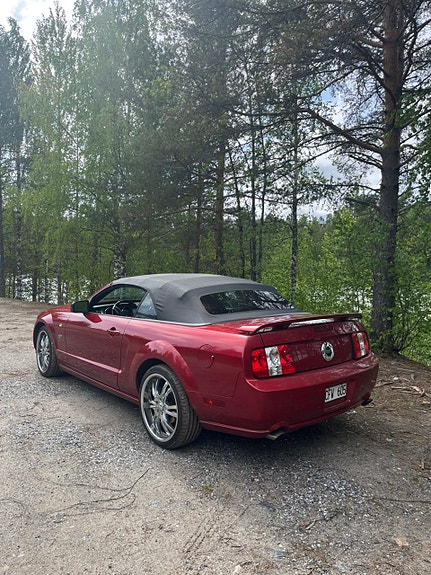 Ford Mustang 2 of 5