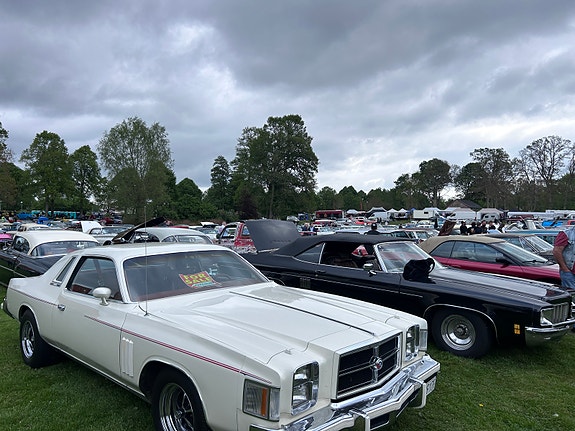 Chrysler 300 2 of 5