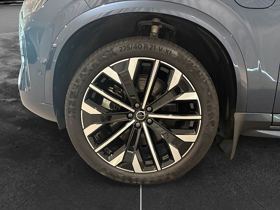 Volvo XC90 10 of 16