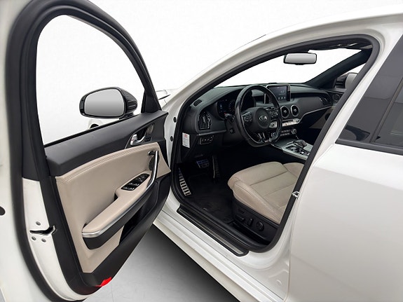 Kia Stinger 10 of 30