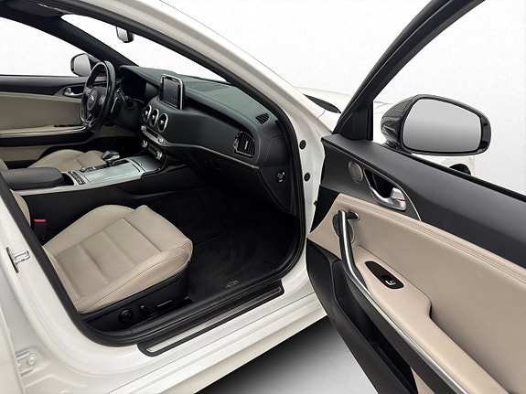 Kia Stinger 15 of 30