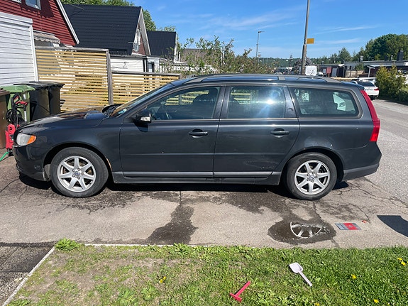 Volvo V70 2 of 5