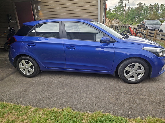 Hyundai i20 2 of 5