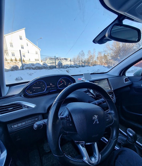 Peugeot 2008 2 of 4