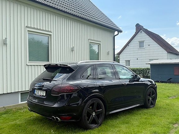 Porsche Cayenne GTS 3 of 5
