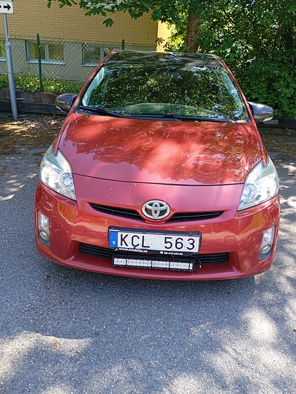 Toyota Prius 2 of 5