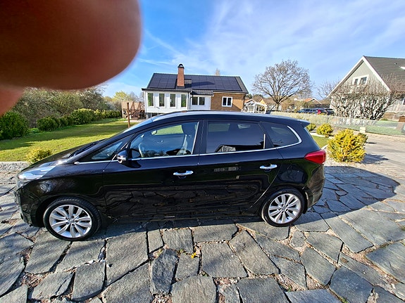 Kia Carens 2 of 5