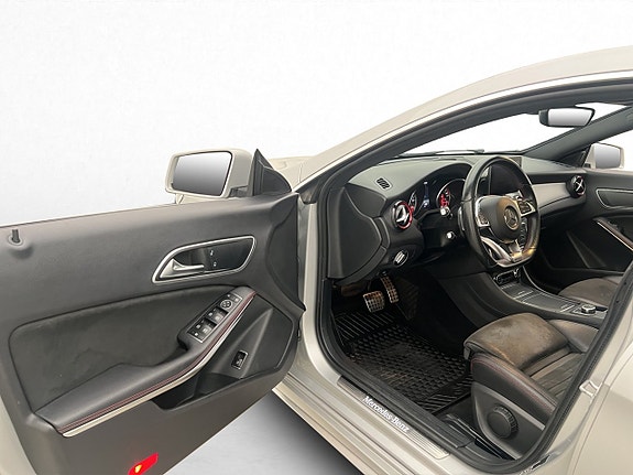 Mercedes-Benz CLA250 10 of 30