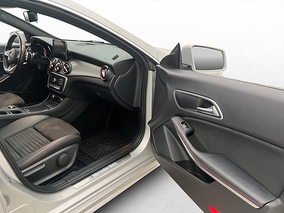 Mercedes-Benz CLA250 25 of 30