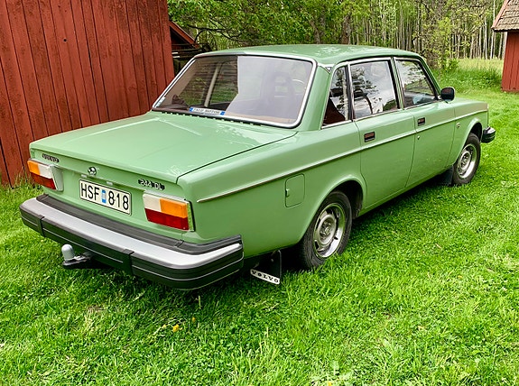 Volvo 240 2 of 5