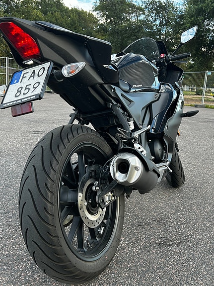 Yamaha YZF-R125 2 of 5