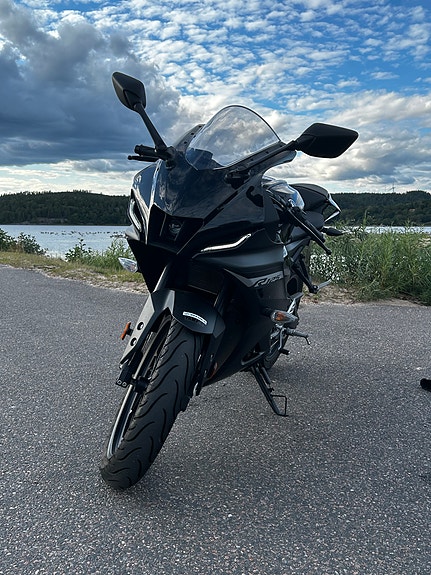 Yamaha YZF-R125 3 of 5