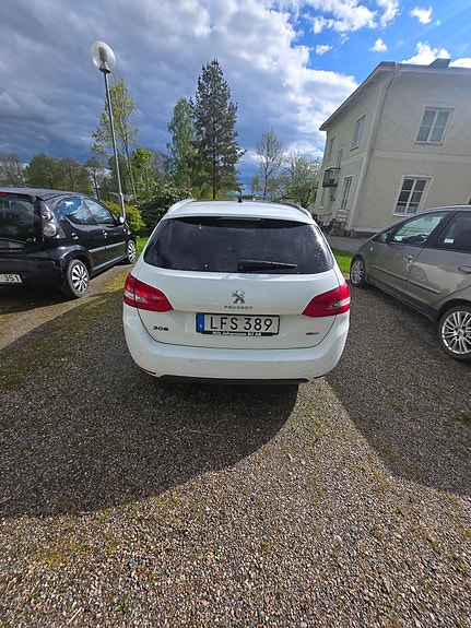 Peugeot 308 SW 2 of 5