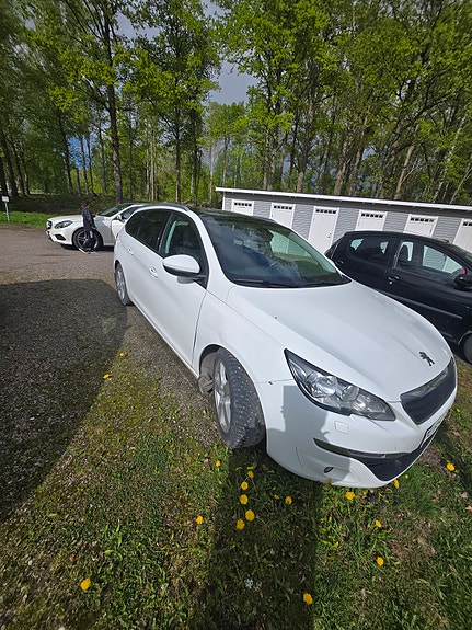 Peugeot 308 SW 4 of 5