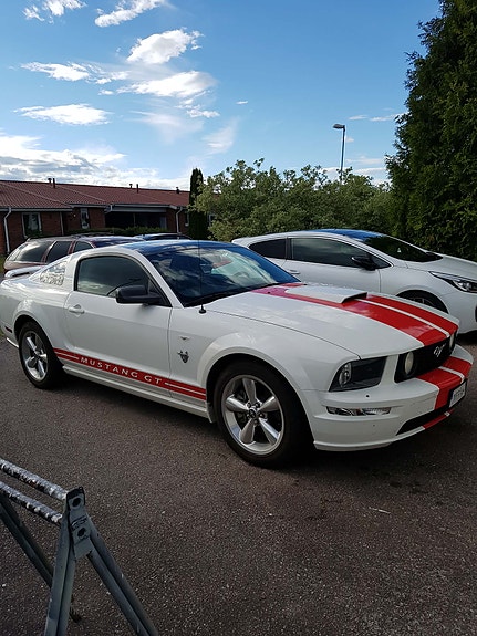 Ford Mustang 3 of 4