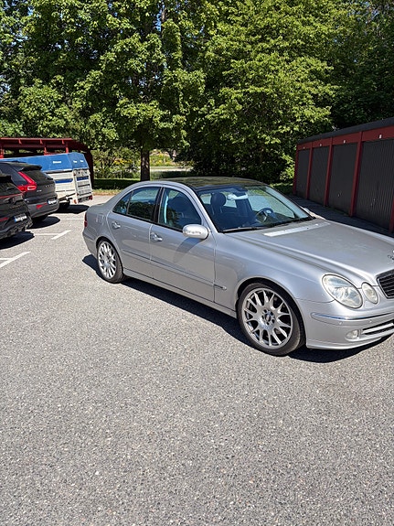 Mercedes-Benz E500 4 of 5