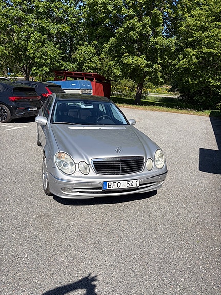 Mercedes-Benz E500 3 of 5