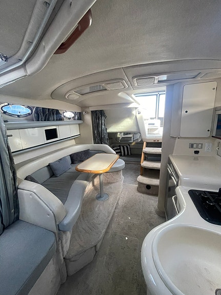 Sea Ray 330 Sundanser 6 of 10