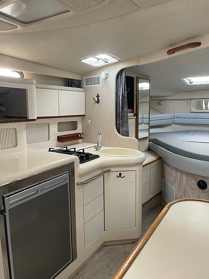 Sea Ray 330 Sundanser 9 of 10