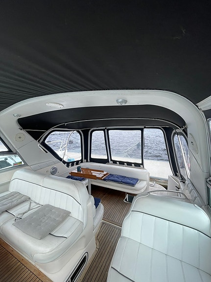 Sea Ray 330 Sundanser 7 of 10