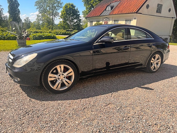 Mercedes-Benz CLS320 2 of 5