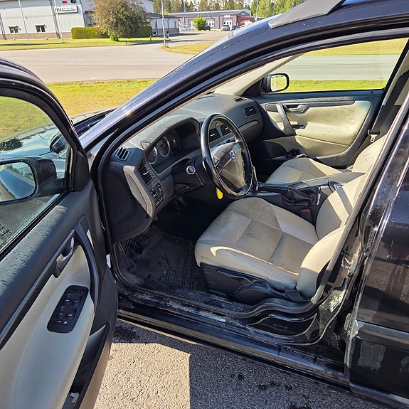 Volvo V70 3 of 5