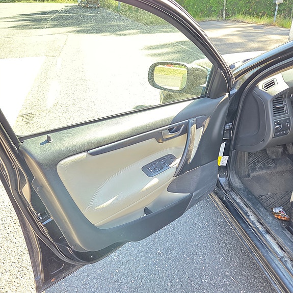 Volvo V70 4 of 5