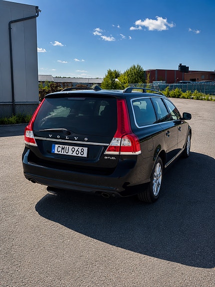 Volvo V70 3 of 5