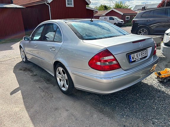 Mercedes-Benz E500 4 of 5