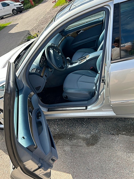 Mercedes-Benz E500 3 of 5
