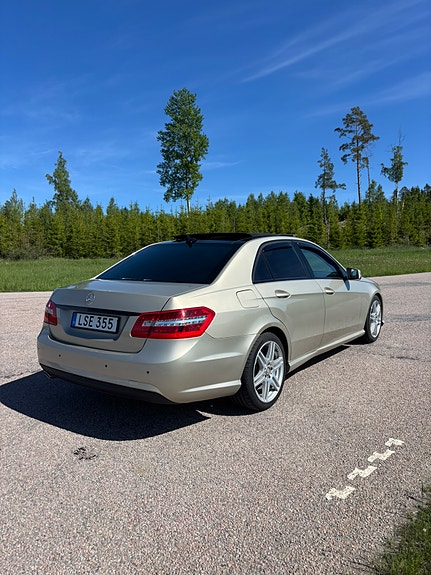 Mercedes-Benz E220 4 of 5