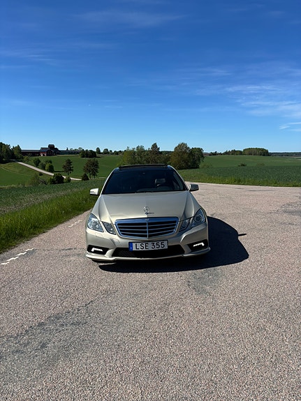 Mercedes-Benz E220 2 of 5