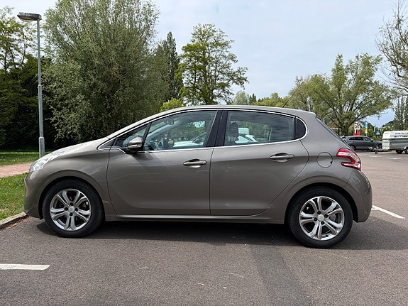Peugeot 208 3 of 5