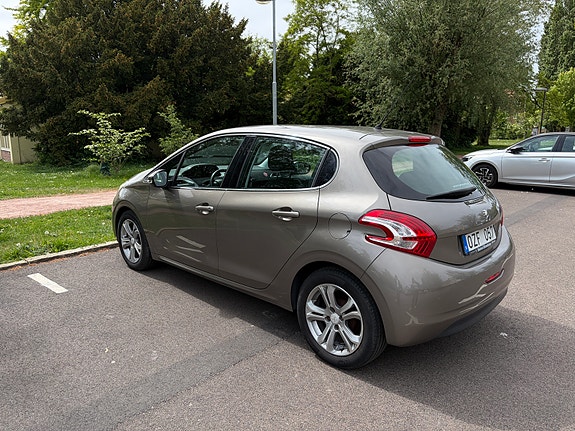 Peugeot 208 2 of 5