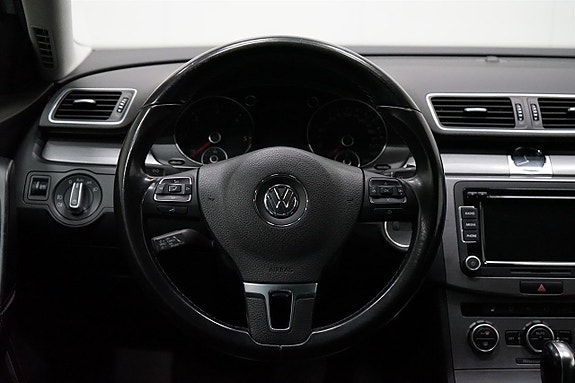 Volkswagen Passat 11 of 17