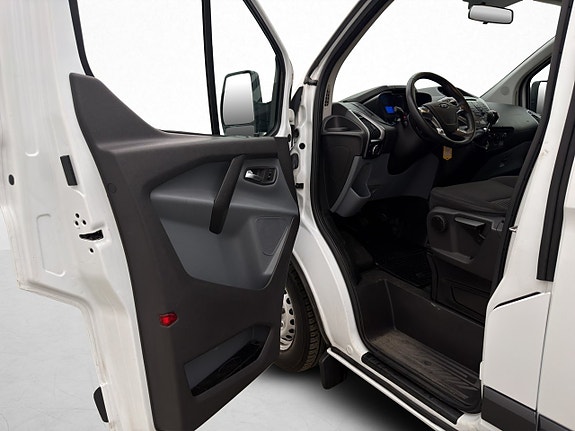 Ford Transit Custom 13 of 30