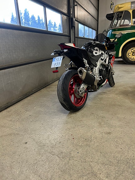 Aprilia RSV4 1000 RF 3 of 4