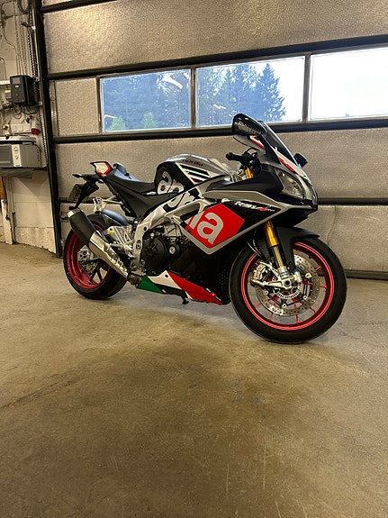 Aprilia RSV4 1000 RF 2 of 4