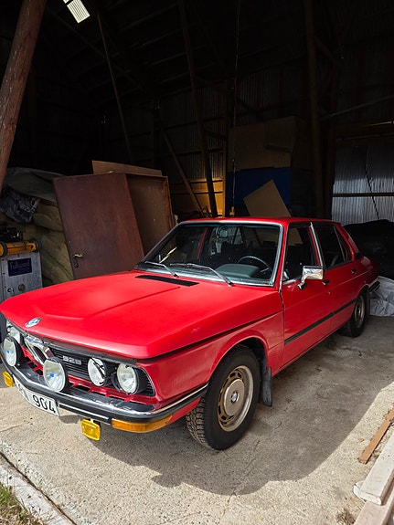 BMW 525 2 of 5