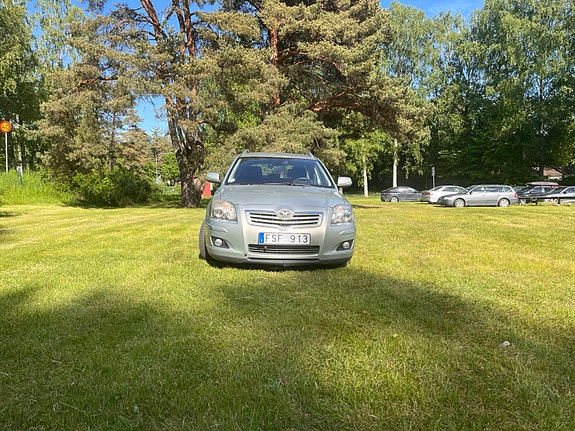 Toyota Avensis 2 of 5