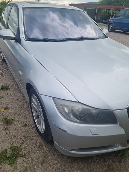 BMW 318d 2 of 5