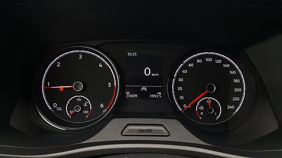 Volkswagen Caravelle 22 of 28