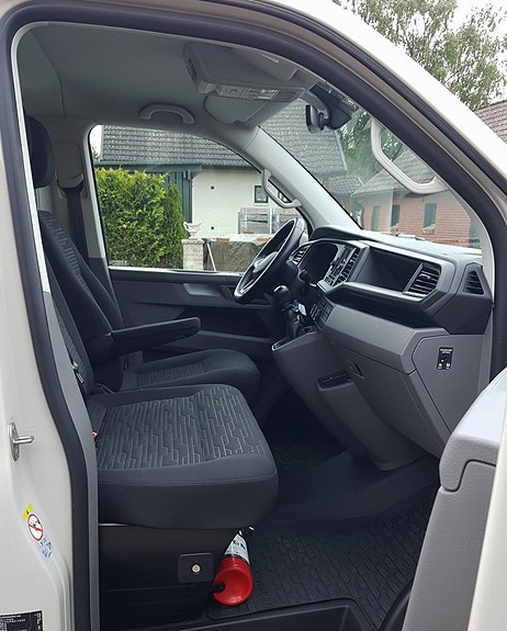 Volkswagen Caravelle 4 of 5
