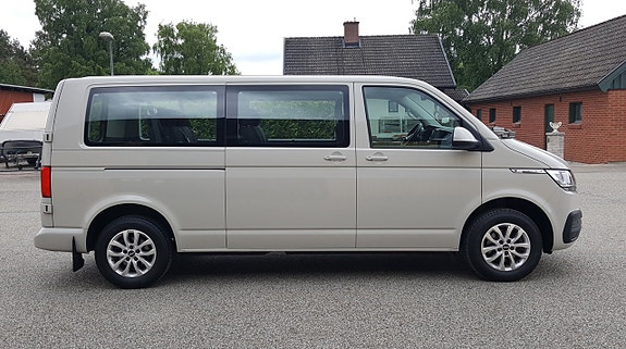 Volkswagen Caravelle 8 of 28