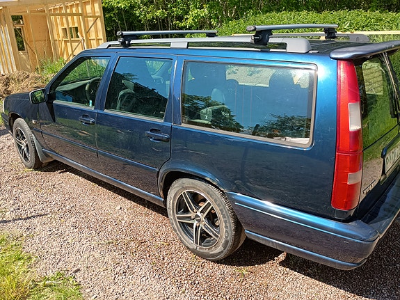 Volvo V70 3 of 5